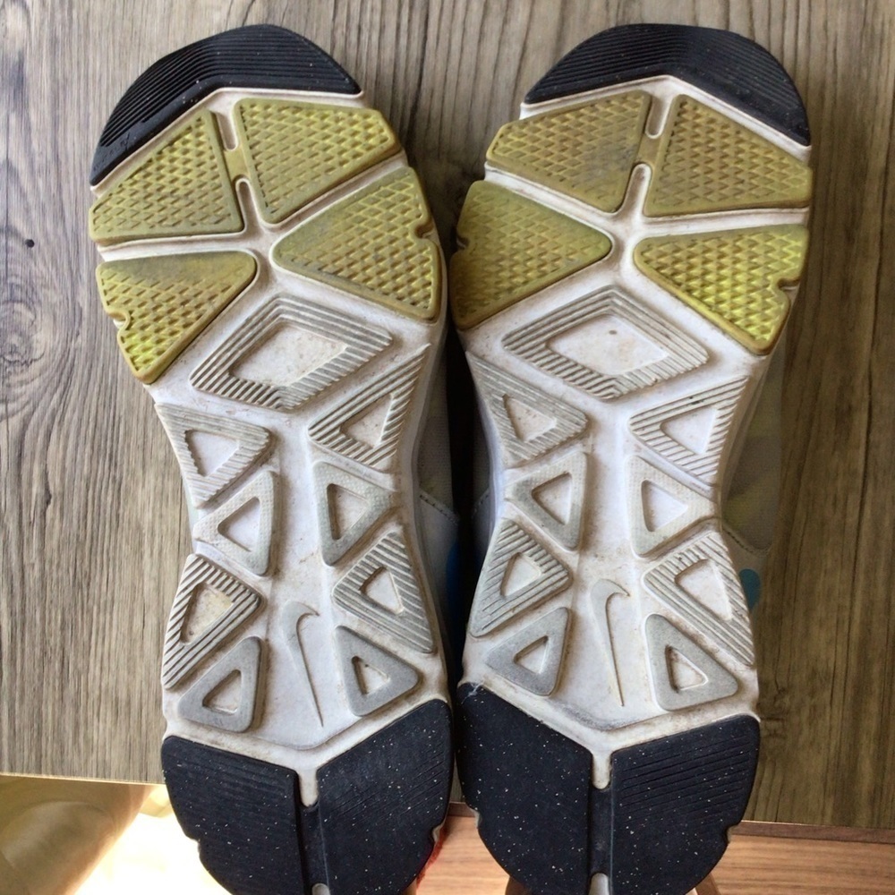 NIKE Athletic Running Shoes - Picture 12 of 12